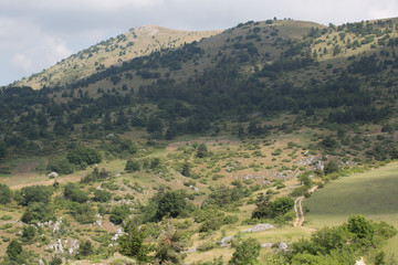 Fototapeta na wymiar Landscape Abruzzo, Paesaggio tra il villaggio San Benedetto In Perillis e Acciano, Monte Motola