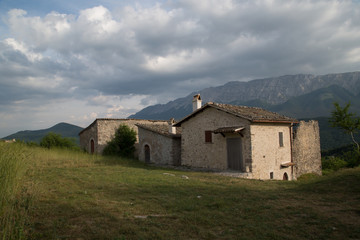 Anticha casa restaurata in un villaggio di montagna abbandonato, Abruzzo 