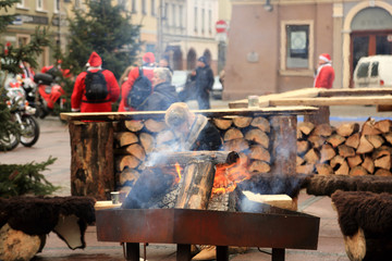 Ognisko w metalowej skrzyni w centrum miasta Opole, kiermasz świąteczny.