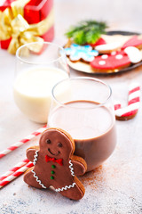 cocoa drink and gingerbread