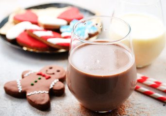 cocoa drink and gingerbread
