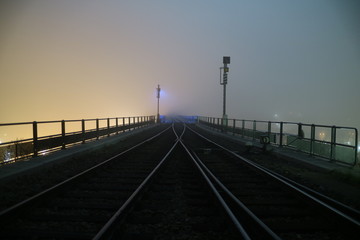 Obraz premium Eisenbahnbrücke im Nebel in Zwettl Niederösterreich