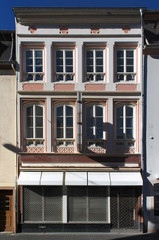 Fassade aus der Gründerzeit mit vergittertem Erdgeschoss