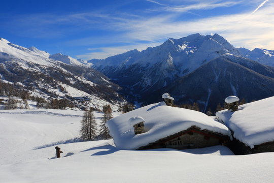 Panorama montagna innevato in inverno Sestriere Alpi Italia