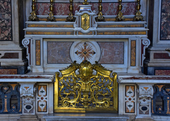 Fototapeta Napoli, chiesa del Gesù Nuovo.  Cancelletto dorato di cappella interna. obraz
