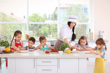 Groupe d& 39 enfants et enseignant en cuisine pendant les cours de cuisine
