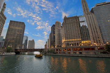 Naklejka premium Scenic Chicago River Riverwalk w nocy w Chicagio, Illinois