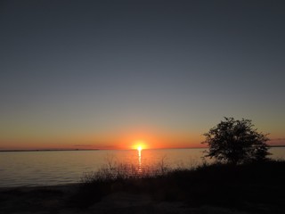 Fototapeta na wymiar Sunset cutting through the bay