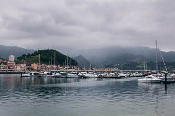 Fototapeta na wymiar Puerto en la desembocadura del rio sella en Ribadesella, Asturias, España