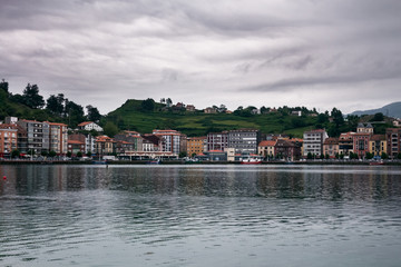 Puerto en la desembocadura del rio sella en Ribadesella, Asturias, España