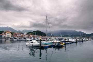 Puerto en la desembocadura del rio sella en Ribadesella, Asturias, España