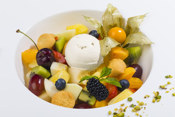 фруктовый салат с ванильным мороженым