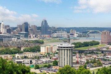 Fototapeta premium Skyline of Cincinnati, Ohio in Summer from over the Ohio River