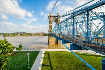 Fototapeta premium Smale Riverfront Park in Cincinnati, Ohio next to the John A Roebling Suspension Bridge