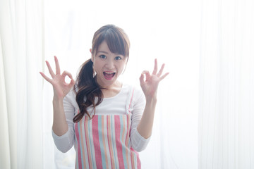 エプロン姿の女性