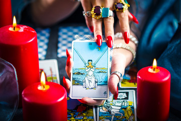 タロットカード占いをする女性