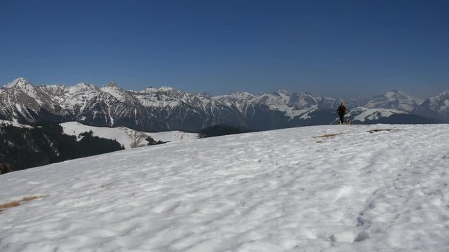 Trekking in alta montagna con la neve