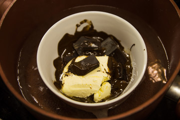 Water bath for kindling chocolate