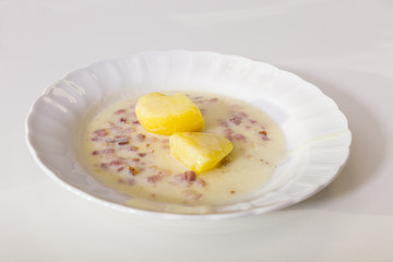 Muttermilchsuppe mit Kartoffeln im weißen Teller