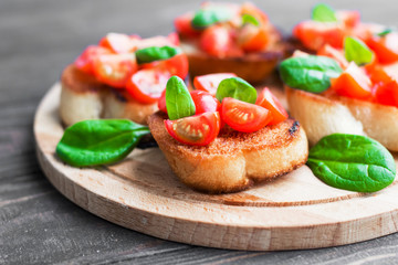 Sandwiches with tomatoes and spinach