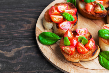 Sandwiches with tomatoes and spinach