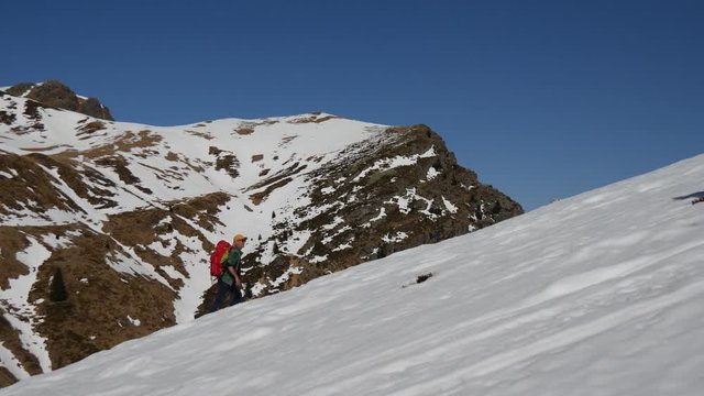 Trekking in alta montagna con la neve