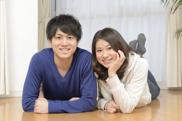 新居でくつろぐ若いカップル
