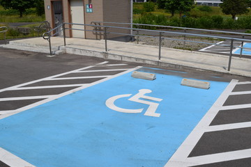 障害者用駐車場 車椅子マーク