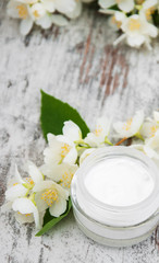 Obraz na płótnie Canvas Moisturizing cream with jasmine flowers