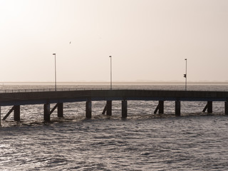 Brücke am Meer Sonnenaufgang Hintergrund