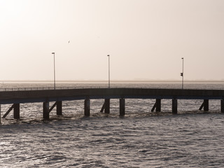 Obraz premium Brücke am Meer Sonnenaufgang Hintergrund