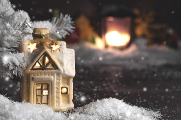 Naklejka premium decorative christmas decorations, a house on a snowy background