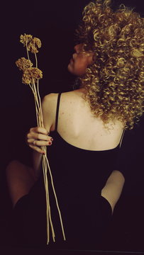 Retrato art&iacute;stico en dorado y negro sobre una espalda femenina 