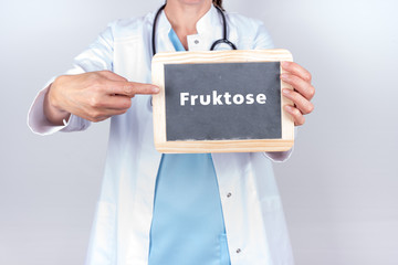 Arzt mit Schild zu Fruktose Allergie