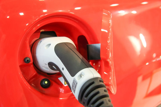 Automobile elettrica ricarica le batterie in plug-in