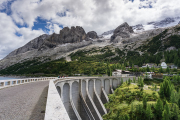 Obraz na płótnie Canvas Dolomites and dam at the Lago di Fedaia in fall