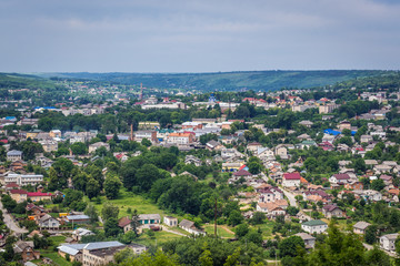 Obraz premium Distance view of Zalishchyky city in western Ukraine