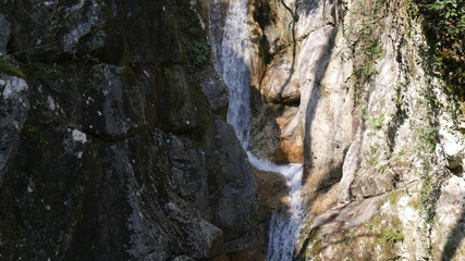 Cascate e pozze di acqua nel torrente di montagna