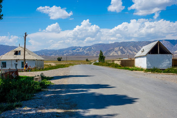 Obraz premium Road thru kyrgyz village Ugut
