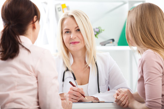 doctor explaining diagnosis to her female patient