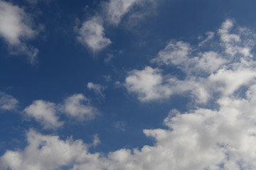 Fototapeta na wymiar 青空と雲「空想・雲のモンスターたち」（何をしてるの？、僕も仲間に入れてよ、出会い、話し合いなどのイメージ）