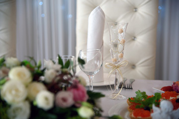 The place for the celebrant at the head table of luxury. A festive feast with delicious dishes. The anniversary of the restaurant.