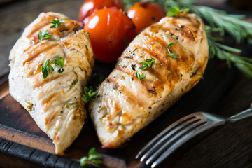 Chicken breast grilled with herbs