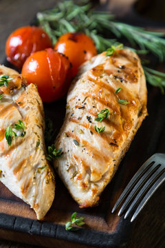 Chicken breast grilled with herbs