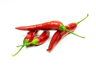 Vier feurig schrafe Chili Schoten auf weißem Hintergrund, freigestellt