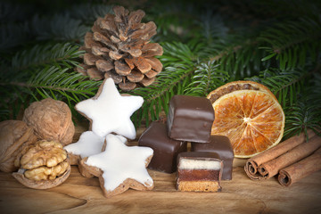 Weihnachtstisch mit Zimtsterne und Dominosteine