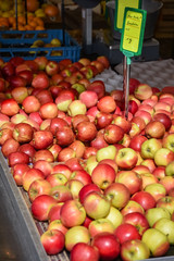 Frische Äpfel auf dem Wochenmarkt, Hochformat