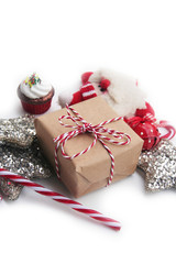 Fototapeta na wymiar Sfondo natalizio. Pacco regalo con fiocco e decorazioni di Natale su sfondo bianco