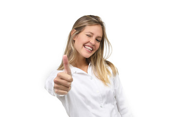 Hübsche blonde Frau zwinkert mit dem Auge und Daumen hoch