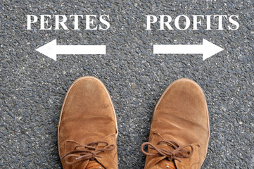 Chaussures devant des flèches indiquant pertes et profits 